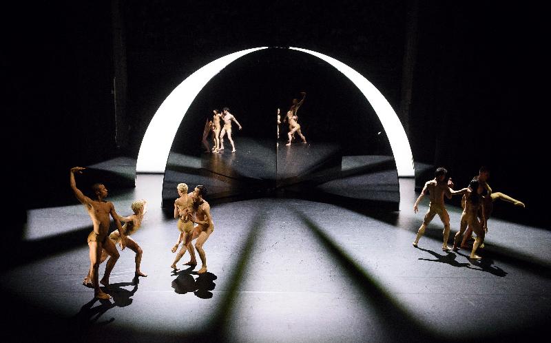 "Tree of Codes", the opening programme of the New Vision Arts Festival, will be staged from October 19 to 21 at the Hong Kong Cultural Centre Grand Theatre. It was first staged as part of the Manchester International Festival in 2015 and has gone on to receive rave views wherever it has been presented.