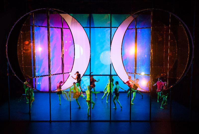 「新视野艺术节」开幕节目《幻之森》于十月十九至二十一日在香港文化中心大剧院举行。舞台设计巧妙运用灯光、反射和折射装置，透过错综复杂的镜像设计，塑造虚实交错的空间。
