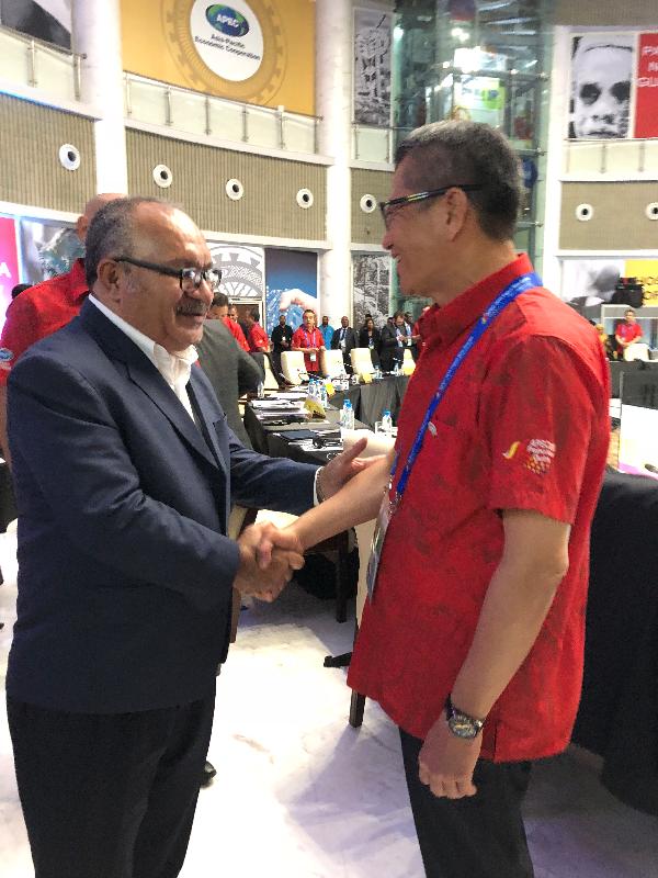The Financial Secretary, Mr Paul Chan today (October 17) attended the Asia-Pacific Economic Cooperation Finance Ministers' Meeting in Port Moresby, Papua New Guinea. Photo shows Mr Chan (right) shaking hands with the Prime Minister of Papua New Guinea, Mr Peter O'Neill (left).