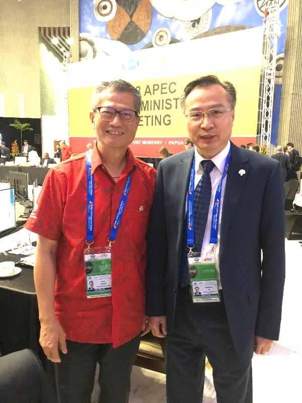 The Financial Secretary, Mr Paul Chan today (October 17) attended the Asia-Pacific Economic Cooperation Finance Ministers' Meeting in Port Moresby, Papua New Guinea. Photo shows Mr Chan (left) posing for a photo with the Vice Minister of Finance, Mr Yu Weiping (right), after the meeting.