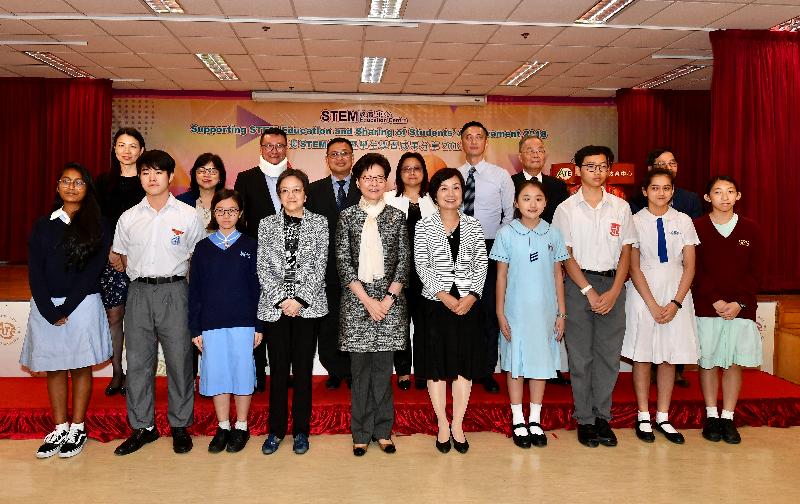 The Chief Executive, Mrs Carrie Lam, attended the "STEM Education Centre: Supporting STEM education and sharing of students' achievement" event today (October 18). Photo shows Mrs Lam (front row, fifth left) and the Under Secretary for Education, Dr Choi Yuk-lin (front row, fifth right), with other officiating guests and students at the ceremony.