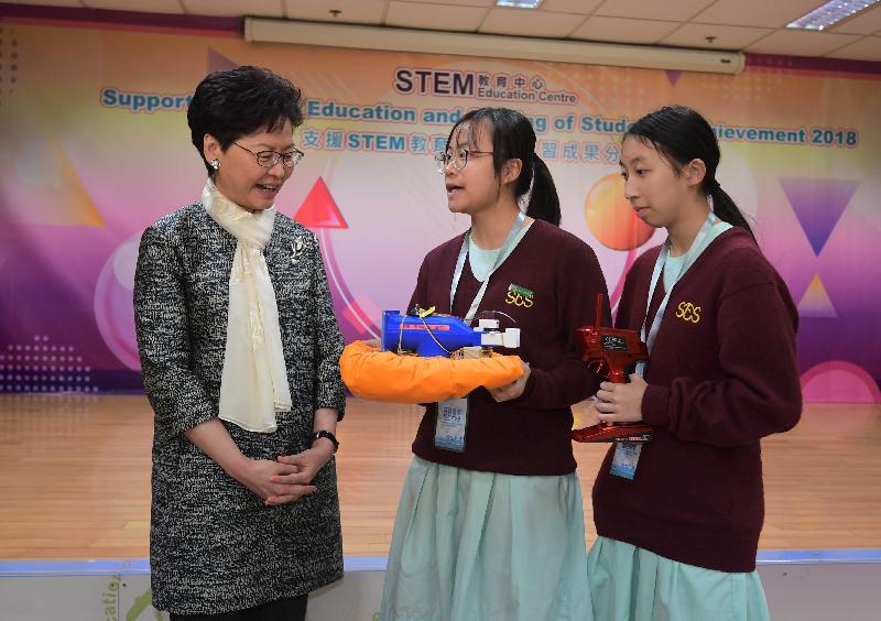 The Chief Executive, Mrs Carrie Lam, attended the "STEM Education Centre: Supporting STEM education and sharing of students' achievement" event today (October 18). Photo shows Mrs Lam (first left) receiving a briefing by students participating in science, technology, engineering and mathematics (STEM) learning activities on their project. 