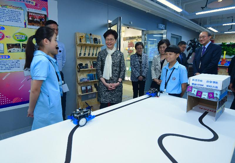 The Chief Executive, Mrs Carrie Lam, attended the "STEM Education Centre: Supporting STEM education and sharing of students’ achievement" event today (October 18). Photo shows Mrs Lam (third left), accompanied by the Under Secretary for Education, Dr Choi Yuk-lin (fifth left), touring a science, technology, engineering and mathematics (STEM) project completed by students.
