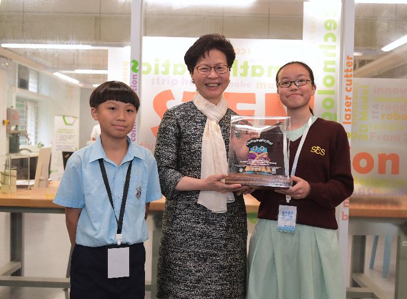 The Chief Executive, Mrs Carrie Lam, attended the "STEM Education Centre: Supporting STEM education and sharing of students’ achievement" event today (October 18). Photo shows Mrs Lam (centre) receiving a souvenir from students participating in science, technology, engineering and mathematics (STEM) learning activities.
