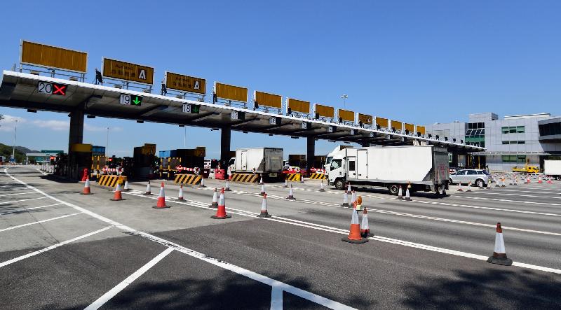 The Ombudsman, Ms Connie Lau, today (October 18) announced the results of a full investigation into the Transport Department's improper arrangement for implementation of two-way toll collection at the Lantau link that caused serious traffic congestion.