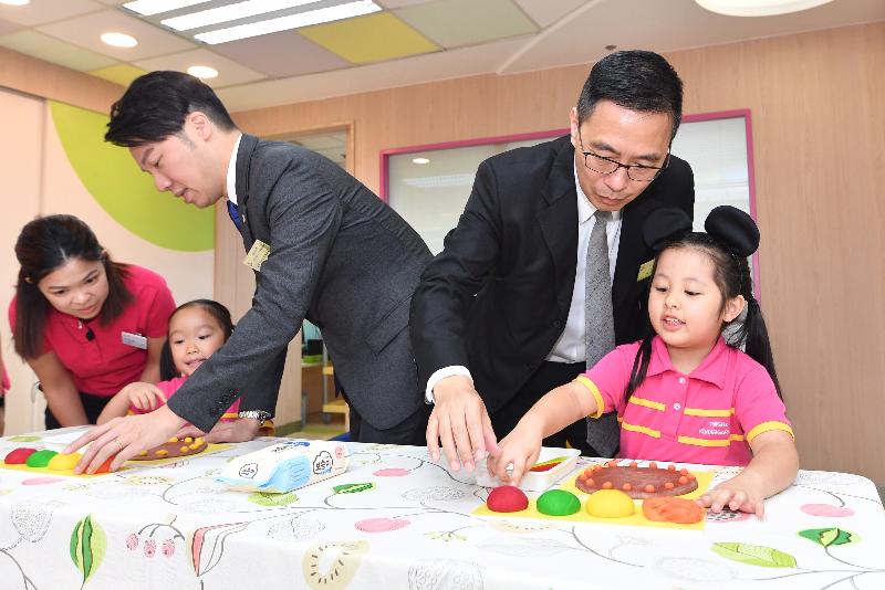 教育局局长杨润雄（右二）今日（十月十八日）在探访东华三院田湾（一九九六至一九九七总理）幼稚园期间，与学童一起制作黏土薄饼。
