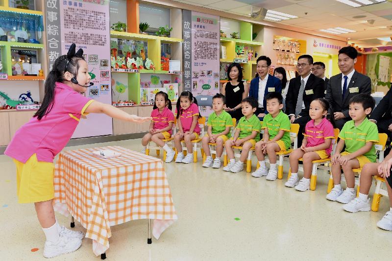 The Secretary for Education, Mr Kevin Yeung (second row, second right), views storytelling by a student during his visit to TWGHs Tin Wan (1996-1997 Directors) Kindergarten today (October 18).