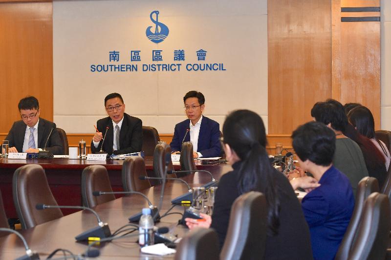 The Secretary for Education, Mr Kevin Yeung (second left), today (October 18) visited the Southern District Council, where he met with the Chairman of the Southern District Council, Mr Chu Ching-hong (third left), and District Council members to exchange views on education and other district matters.