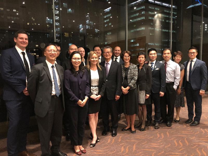 财政司司长陈茂波（前排左四）今日（十月十八日）在澳洲布里斯本与当地商界代表会面。香港驻悉尼经济贸易办事处处长范伟明（前排左一）亦有出席。