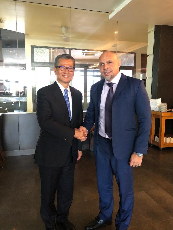 The Financial Secretary, Mr Paul Chan (left), today (October 18) calls on the Deputy Prime Minister and Minister for Treasury of Papua New Guinea (PNG), Mr Charles Abel (right), in Port Moresby, PNG.