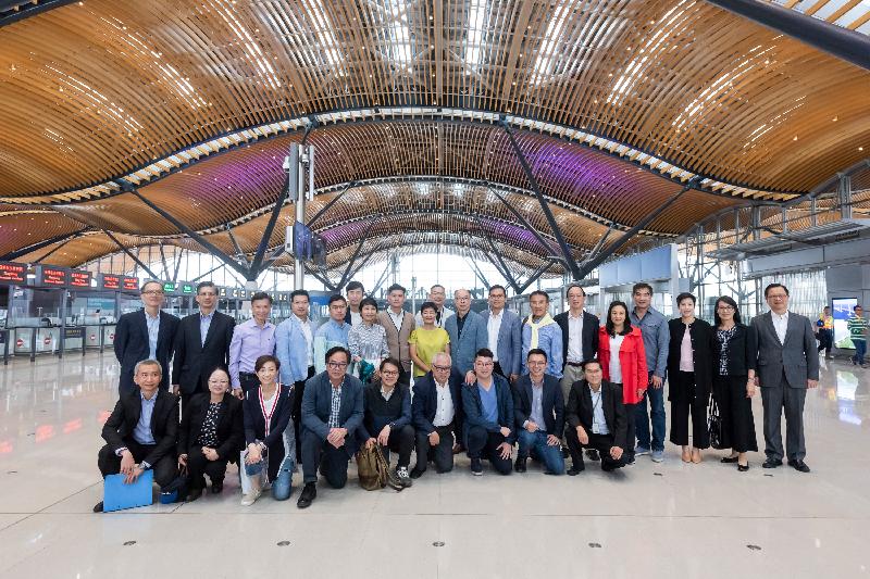 The Legislative Council Panel on Transport conducted a visit today (October 20) to the Hong Kong Port and the Hong Kong Link Road of the Hong Kong-Zhuhai-Macao Bridge. Photo shows Members taking a group photo with the government representatives in the lobby of the Passenger Clearance Building in the Hong Kong Port. (front row, from right) Mr Poon Siu-ping; Mr Ho Kai-ming; Mr Lau Kwok-fan; Mr Wong Ting-kwong; Mr Chan Hak-kan; Dr Lo Wai-kwok and Ms Tanya Chan; (second row, from fourth right) Mr Chung Kwok-pan; Dr Elizabeth Quat; Mr Ma Fung-kwok; Mr Michael Tien; Mr Chan Han-pan; the Secretary for Transport and Housing, Mr Frank Chan Fan; Dr Helena Wong; Ms Claudia Mo; Mr Au Nok-hin; Mr Gary Fan; Mr Yiu Si-wing; the Director of Highways, Mr Daniel Chung; (third row, from right) Mr Paul Tse; Mr Jeremy Tam and Dr Cheng Chung-tai.
