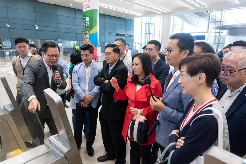 The Legislative Council Panel on Transport conducted a visit today (October 20) to the Hong Kong Port and the Hong Kong Link Road of the Hong Kong-Zhuhai-Macao Bridge. Photo shows Members visiting the immigration facilities of the Passenger Clearance Building in the Hong Kong Port.