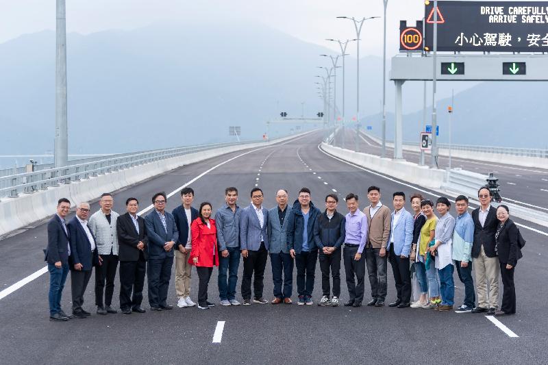 The Legislative Council Panel on Transport conducted a visit today (October 20) to the Hong Kong Port and the Hong Kong Link Road of the Hong Kong-Zhuhai-Macao Bridge. Photo shows Members (from left) Mr Ho Kai-ming; Mr Wong Ting-kwong; Mr Paul Tse; Mr Poon Siu-ping; Dr Lo Wai-kwok; Dr Cheng Chung-tai; Dr Elizabeth Quat; Mr Chung Kwok-pan; Mr Chan Han-pan; the Secretary for Transport and Housing, Mr Frank Chan Fan; Mr Lau Kwok-fan; Mr Chan Hak-kan; Mr Yiu Si-wing; Mr Jeremy Tam; Mr Gary Fan; Ms Tanya Chan; Dr Helena Wong; Ms Claudia Mo; Mr Au Nok-hin and Mr Ma Fung-kwok taking a group photo at the viaduct of the Hong Kong Link Road. 