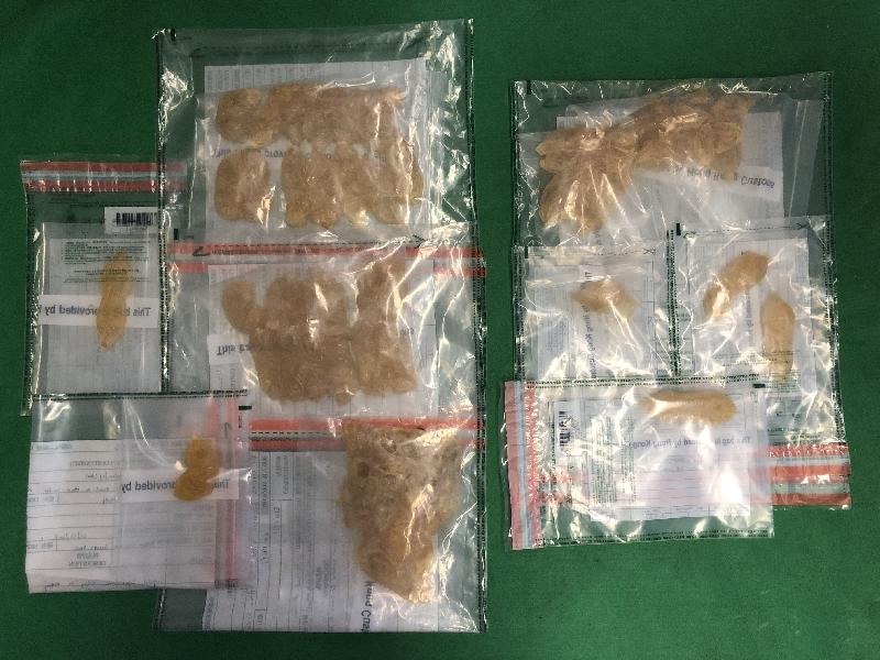 香港海關昨日（十月二十日）從兩名飛抵香港國際機場的女旅客檢獲共約二點二公斤懷疑可卡因，估計市值約二百六十萬元。