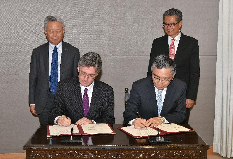 The Acting Chief Executive, Mr Paul Chan (back row, right), and the President of the Asian Infrastructure Investment Bank (AIIB), Mr Jin Liqun (back row, left), witnessed today (October 22) the signing of the AIIB Project Preparation Special Fund Contribution Agreement between the Hong Kong Special Administrative Region Government and the AIIB. The Secretary for Financial Services and the Treasury, Mr James Lau (front row, right), and the Vice President (Policy & Strategy) of the AIIB, Dr Joachim von Amsberg (front row, left), represented the Hong Kong Special Administrative Region Government and the AIIB respectively to sign the Agreement.
