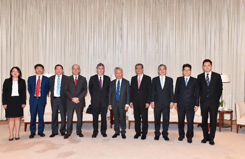 The Acting Chief Executive, Mr Paul Chan (fourth right), and the Secretary for Financial Services and the Treasury, Mr James Lau (third right), met with the visiting President of the Asian Infrastructure Investment Bank (AIIB), Mr Jin Liqun (fifth right), and the senior management of the AIIB today (October 22) to exchange views on further collaboration between Hong Kong and the AIIB. 