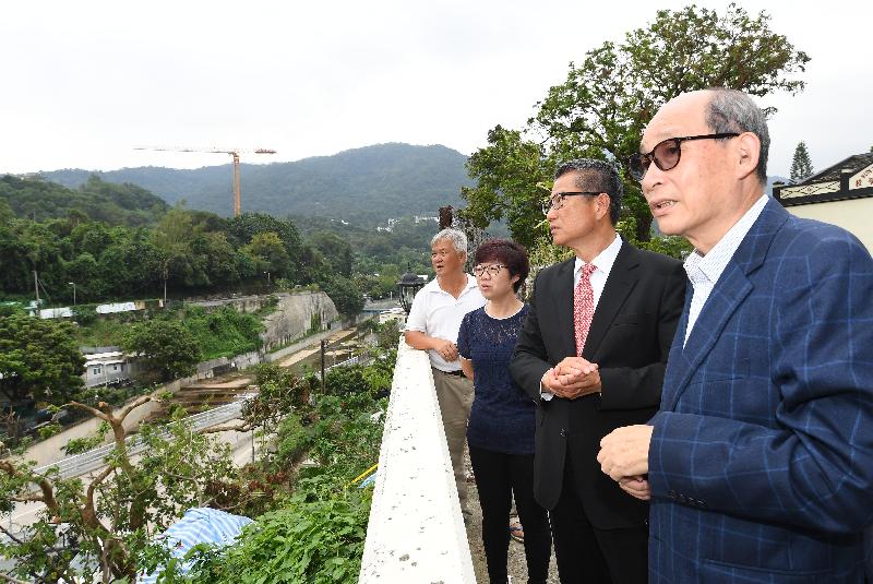 The Financial Secretary, Mr Paul Chan (second right), accompanied by the Chairman of the Tai Po District Council (TPDC), Mr Cheung Hok-ming (first right), and the Vice Chairman of the TPDC, Ms Wong Pik-kiu (second left), this afternoon (October 22) inspects the land development of Lai Chi Shan in Sheung Wun Yiu, Tai Po. 