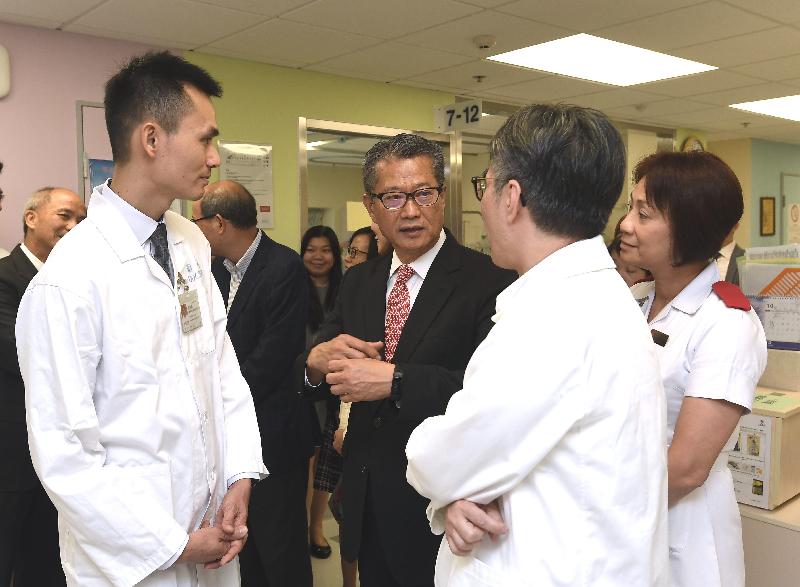 The Financial Secretary, Mr Paul Chan (third right), this afternoon (October 22) visits Alice Ho Miu Ling Nethersole Hospital and chats with staff there.