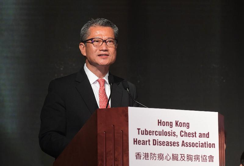 The Acting Chief Executive, Mr Paul Chan, speaks at the Hong Kong Tuberculosis, Chest and Heart Diseases Association 70th Anniversary Gala Dinner this evening (October 22).
