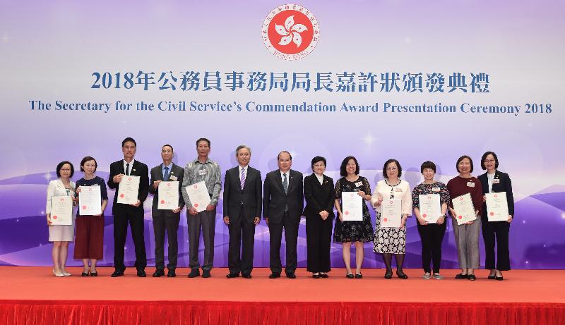 The Chief Secretary for Administration, Mr Matthew Cheung Kin-chung, attended a cocktail reception after the Secretary for the Civil Service's Commendation Award Presentation Ceremony at the Central Government Offices today (October 23). Photo shows Mr Cheung (centre) and the Secretary for the Civil Service, Mr Joshua Law (sixth left), with the award recipients.