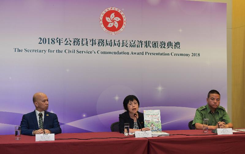 The Secretary for the Civil Service's Commendation Award Presentation Ceremony was held today (October 23) at the Central Government Offices. Photo shows three award recipients talking about their work experience during a media session.