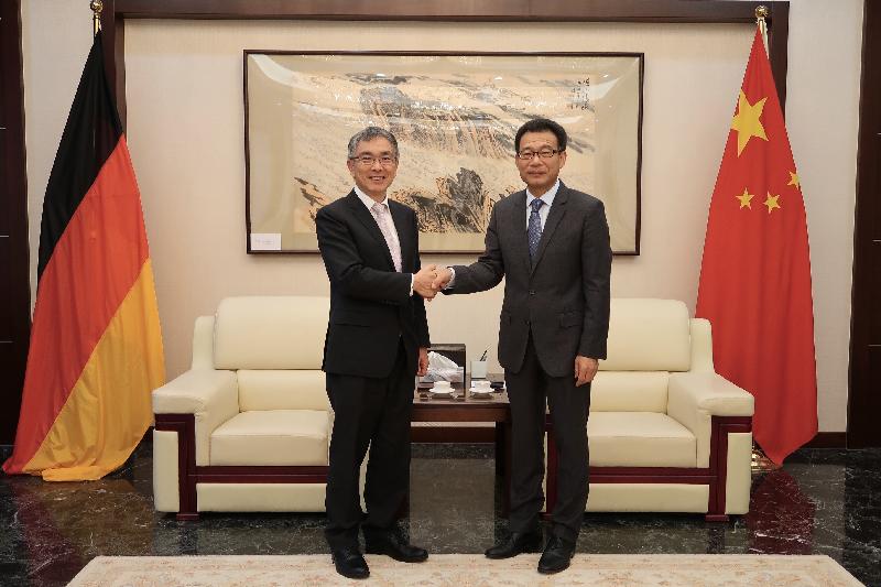 The Secretary for Financial Services and the Treasury, Mr James Lau (left), paid a courtesy call on the Chinese Consul-General in Frankfurt, Mr Wang Shunqing (right), on October 23 (Frankfurt time).