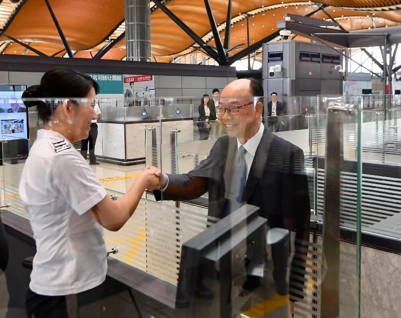 The Secretary for Transport and Housing, Mr Frank Chan Fan, today (October 24) visited the Hong Kong Port of the Hong Kong-Zhuhai-Macao Bridge to see preparations for the commissioning of the bridge. Photo shows Mr Chan (right) at the Immigration Department service counter in the departure hall of the Passenger Clearance Building.
