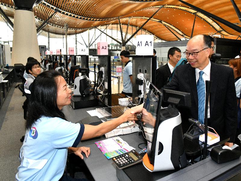 The Secretary for Transport and Housing, Mr Frank Chan Fan, today (October 24) visited the Hong Kong Port of the Hong Kong-Zhuhai-Macao Bridge to see the preparations for the commissioning of the bridge. Photo shows Mr Chan (right) chatting with a staff member at the shuttle bus ticket counter in the departure hall of the Passenger Clearance Building.
