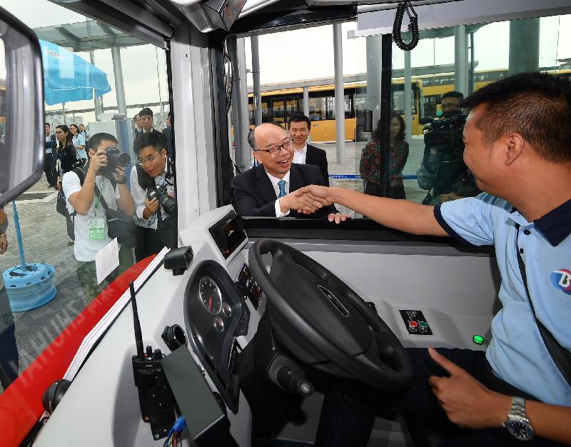 The Secretary for Transport and Housing, Mr Frank Chan Fan, today (October 24) visited the Hong Kong Port of the Hong Kong-Zhuhai-Macao Bridge to see the preparations for the commissioning of the bridge. Photo shows Mr Chan (centre) talking to a bus driver in the pick-up area for shuttle buses.