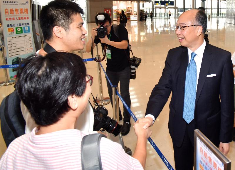 The Secretary for Transport and Housing, Mr Frank Chan Fan, today (October 24) visited the Hong Kong Port of the Hong Kong-Zhuhai-Macao Bridge to see the preparations for the commissioning of the bridge. Photo shows Mr Chan (right) chatting with travellers.