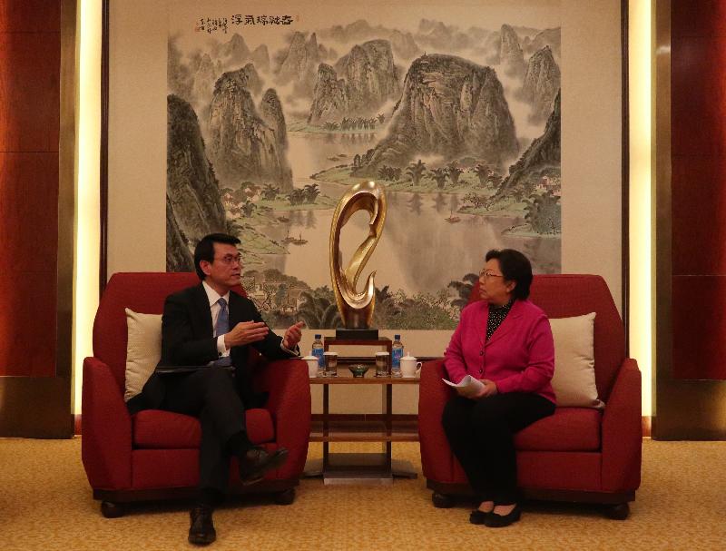 商務及經濟發展局局長邱騰華（左）今日（十月二十四日）在北京出席第二十二屆「北京．香港經濟合作研討洽談會」期間，與北京市副市長王紅會面。