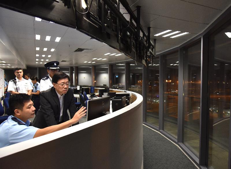 保安局局長李家超（右一）今日（十月二十四日）視察港珠澳大橋香港口岸的警察基地，了解有關的警務工作。