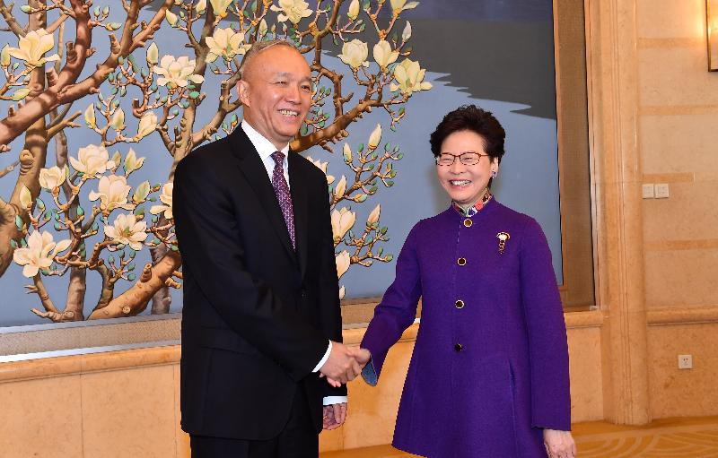 The Chief Executive, Mrs Carrie Lam, met with the Secretary of the CPC Beijing Municipal Committee, Mr Cai Qi, in Beijing today (October 24). Mrs Lam (right) is pictured shaking hands with Mr Cai (left) before the meeting.