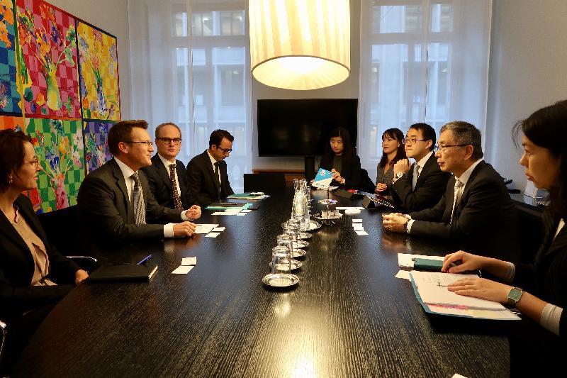 The Secretary for Financial Services and the Treasury, Mr James Lau (second right), started his visit to Zurich on October 24 (Zurich time). He had an exchange with the Managing Director and Global Head of Public Affairs and Policy of Credit Suisse, Dr Manuel Rybach (second left), and the management team on financial technology initiatives on both sides.