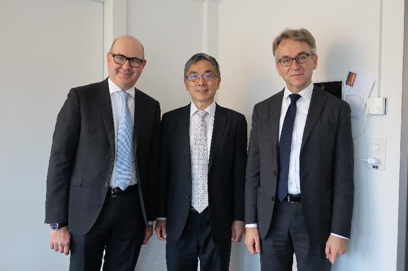 The Secretary for Financial Services and the Treasury, Mr James Lau (centre), met with the Chief Executive Officer of Swiss Bankers Association, Mr Claude-Alain Margelisch (left), on October 24 (Zurich time) to share latest FinTech developments in Hong Kong including virtual bank licensing and Faster Payment System.
 