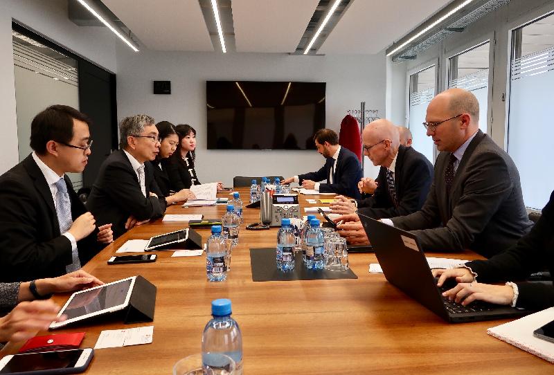 The Secretary for Financial Services and the Treasury, Mr James Lau (second left), met with the Deputy Chief Executive Officer and Head of Asset Management division of the Swiss Financial Market Supervisory Authority (FINMA) Mr Michael Loretan (second right), to explore further financial collaboration with Switzerland on October 24 (Zurich time).
