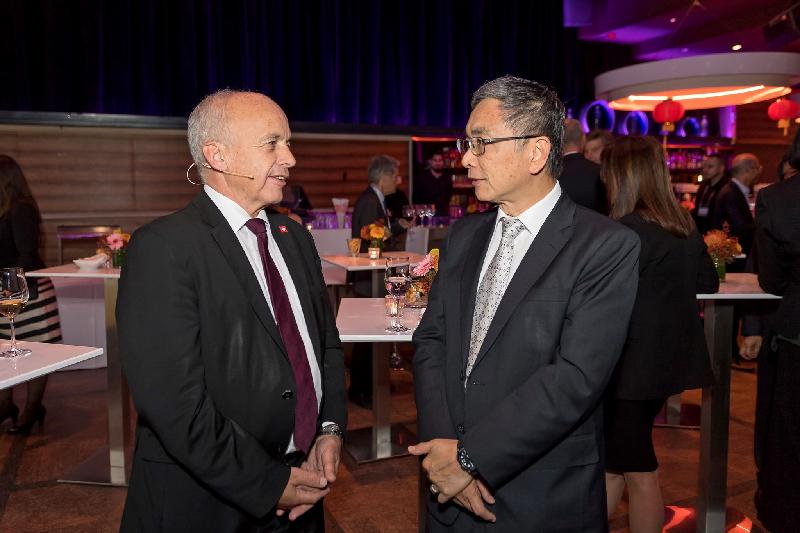 The Secretary for Financial Services and the Treasury, Mr James Lau (right), had an exchange with the Swiss Federal Councillor and Minister of Finance, Mr Ueli Maurer (left), on strengthening bilateral co-operation and the holding of more frequent, broad-based policy dialogue at the Swiss International Financial Forum Inspiration Dinner on Hong Kong on October 24 (Zurich time).