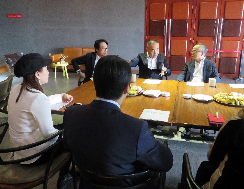民政事務局局長劉江華今日（十月二十五日）在四川省成都市出席中國－阿拉伯國家合作論壇第四屆文化部長會議。圖示劉江華（右一）在成都綜合藝術中心與中心人員進行交流。