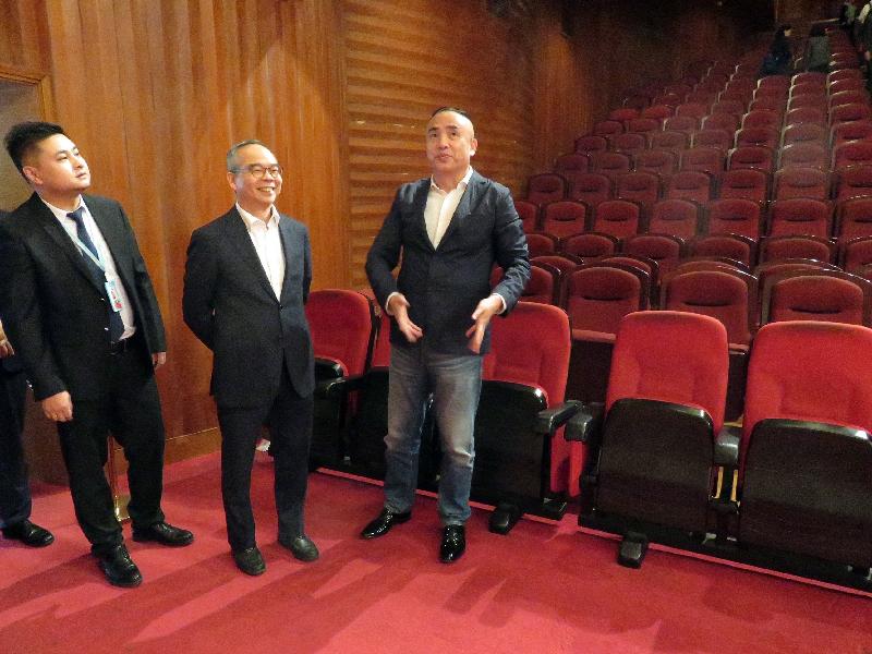 The Secretary for Home Affairs, Mr Lau Kong-wah, today (October 25) attended the fourth cultural ministers' meeting of the China-Arab States Cooperation Forum in Chengdu, Sichuan. Photo shows Mr Lau (centre) visiting an integrated arts centre in Chengdu.