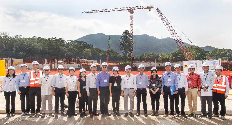 Members of the Hong Kong Housing Authority's Building Committee and Tender Committee visited the public housing construction site at Queen's Hill, Fanling today (October 25).