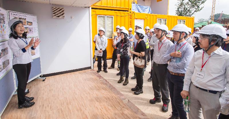 Members of the Hong Kong Housing Authority's (HA) Building Committee and Tender Committee visited the public housing construction site at Queen's Hill, Fanling today (October 25). Photo shows members of the HA Committees being briefed on the site safety performance of the HA's new works contracts, site safety strategy and safe working cycle.
