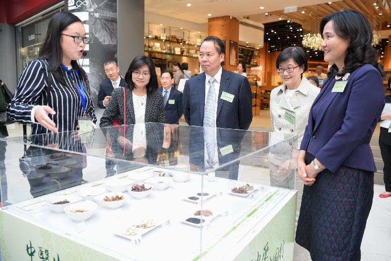 After the launch ceremony of Promotion of Traditional Chinese Medicine in China - Hong Kong Programme today (October 25), the officiating guests toured the Chinese medicine exhibition. Photo shows Member of the party group of the National Health Commission and Party Secretary and Vice Commissioner of the National Administration of Traditional Chinese Medicine, Professor Yu Yanhong (first right); the Permanent Secretary for Food and Health (Health), Ms Elizabeth Tse (second left); the Director of Health, Dr Constance Chan (second right); and the Director of the Traditional Chinese Medicine Bureau of Guangdong Province, Mr Xu Qingfeng (centre).