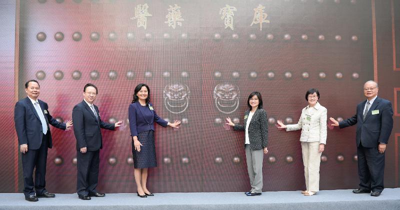 Member of the party group of the National Health Commission and Party Secretary and Vice Commissioner of the National Administration of Traditional Chinese Medicine Professor Yu Yanhong (third left); the Permanent Secretary for Food and Health (Health), Ms Elizabeth Tse (third right); Deputy Director of the Liaison Office of the Central People's Government in the Hong Kong Special Administrative Region Mr Tan Tieniu (second left); the Director of Health, Dr Constance Chan (second right); the Director of the Traditional Chinese Medicine Bureau of Guangdong Province, Mr Xu Qingfeng (first left); and the Chairman of the Chinese Medicine Council of Hong Kong, Professor Lee Chack-fan (first right), officiate at the launch ceremony of Promotion of Traditional Chinese Medicine in China – Hong Kong Programme today (October 25).