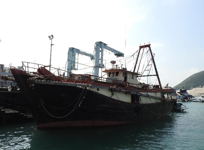 漁農自然護理署與水警昨晚（十月二十四日）在索罟群島一帶水域進行打擊非法捕魚的聯合行動，截獲一艘涉嫌非法拖網捕魚的蝦拖漁船。船上兩名內地男子今日（十月二十五日）被檢控。圖示該艘懷疑非法拖網捕魚的蝦拖漁船。