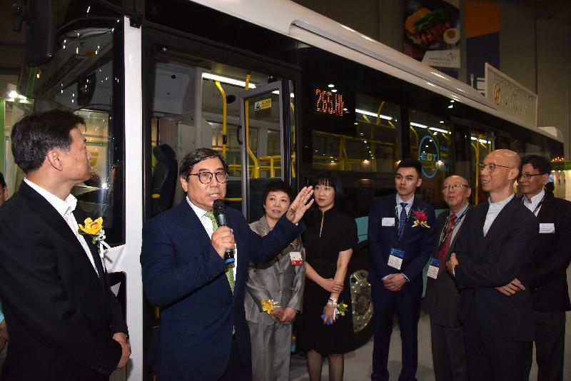 環境局局長黃錦星（右一）今日（十月二十五日）與其他主禮嘉賓參觀國際環保博覽展館期間，聽取有關新研發電動巴士的介紹。
