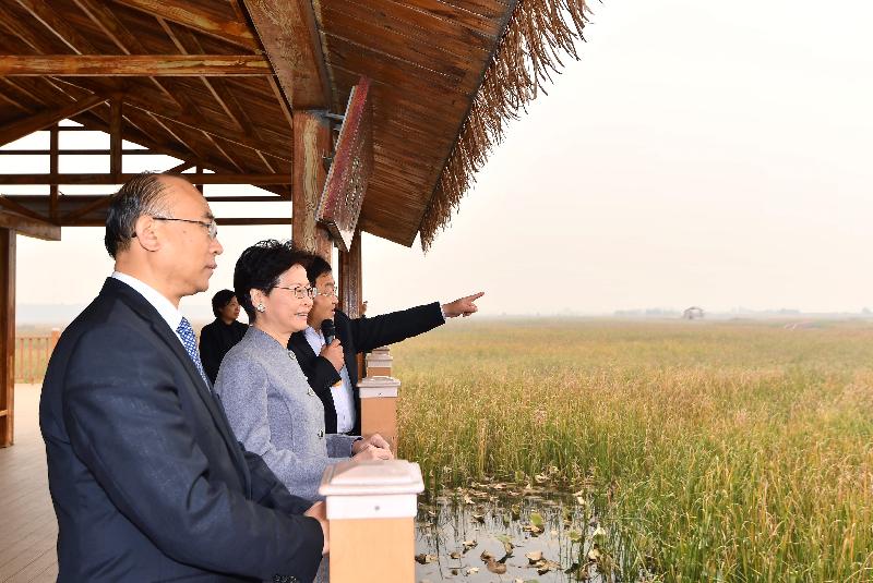 The Chief Executive, Mrs Carrie Lam (centre), today (October 25), accompanied by the Governor of Hebei Province, Mr Xu Qin (first left), visits Baiyangdian in Hebei.