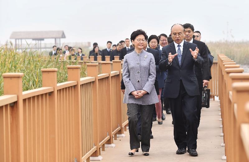 The Chief Executive, Mrs Carrie Lam (front row, left), today (October 25), accompanied by the Governor of Hebei Province, Mr Xu Qin (front row, right), visits Baiyangdian in Hebei.