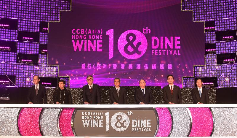 The Financial Secretary, Mr Paul Chan, attended the opening ceremony of the 2018 Hong Kong Wine & Dine Festival at Central Harbourfront Event Space this evening (October 25). Photo shows (from left) the President of the Bordeaux Wine Council, Mr Allan Sichel; the Permanent Secretary for Commerce and Economic Development (Commerce, Industry and Tourism), Miss Eliza Lee; the Deputy Mayor of Bordeaux, Mr Stephan Delaux; Mr Chan; the Chairman of the Hong Kong Tourism Board, Dr Peter Lam; the Acting Secretary for Commerce and Economic Development, Dr Bernard Chan; and the Chairman and Chief Executive Officer of China Construction Bank (Asia) Corporation Limited, Mr Jiang Xianzhou, at the launch ceremony.