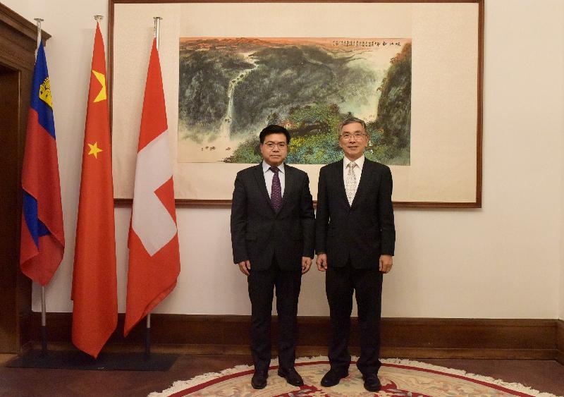The Secretary for Financial Services and the Treasury, Mr James Lau (right), paid a courtesy call on the Chinese Consul-General in Zurich, Dr Zhao Qinghua (left), before concluding his visit to Zurich on October 25 (Zurich time).