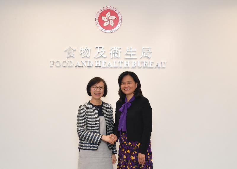 The Secretary for Food and Health of the Hong Kong Special Administrative Region Government, Professor Sophia Chan (left), greets Party Group Member of the National Health Commission cum Party Secretary and Vice Commissioner of the National Administration of Traditional Chinese Medicine (NATCM), Professor Yu Yanhong.
